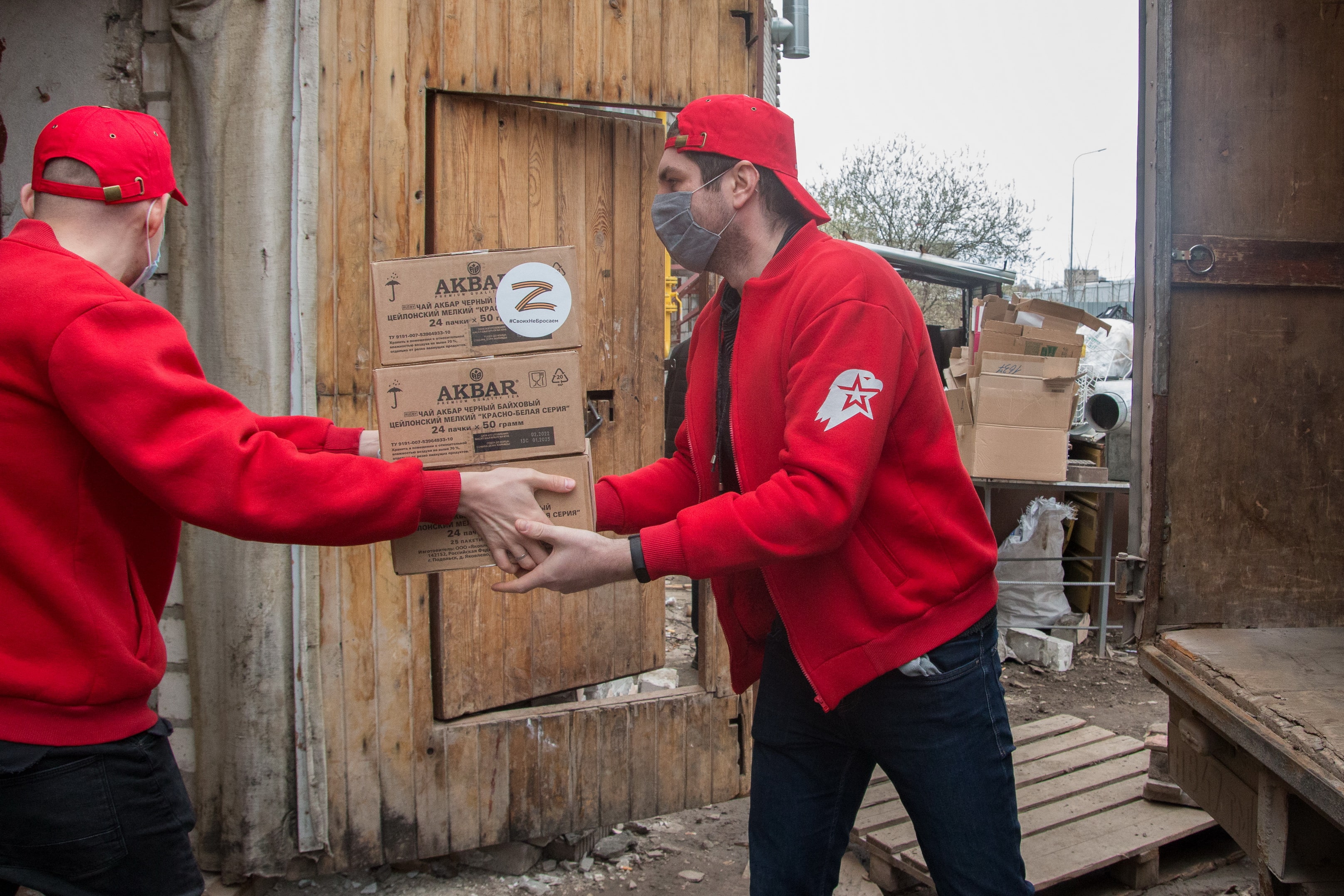 Работники завода «Красное знамя» передали гуманитарную помощь беженцам