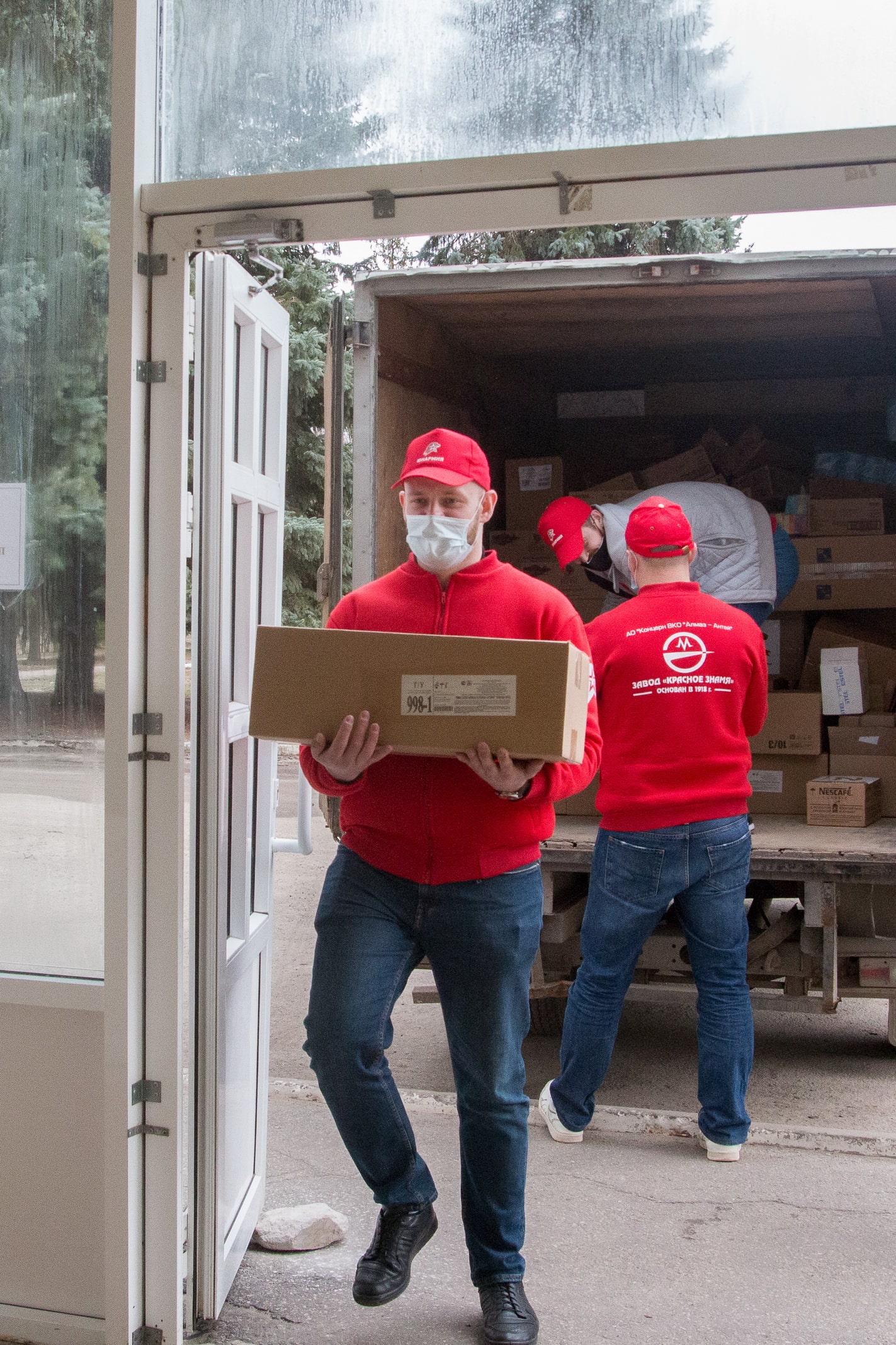 Работники завода «Красное знамя» передали гуманитарную помощь беженцам