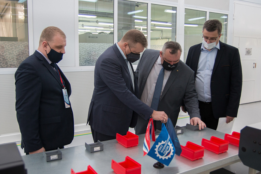 Глава региона посетил ПАО завод «Красное знамя»